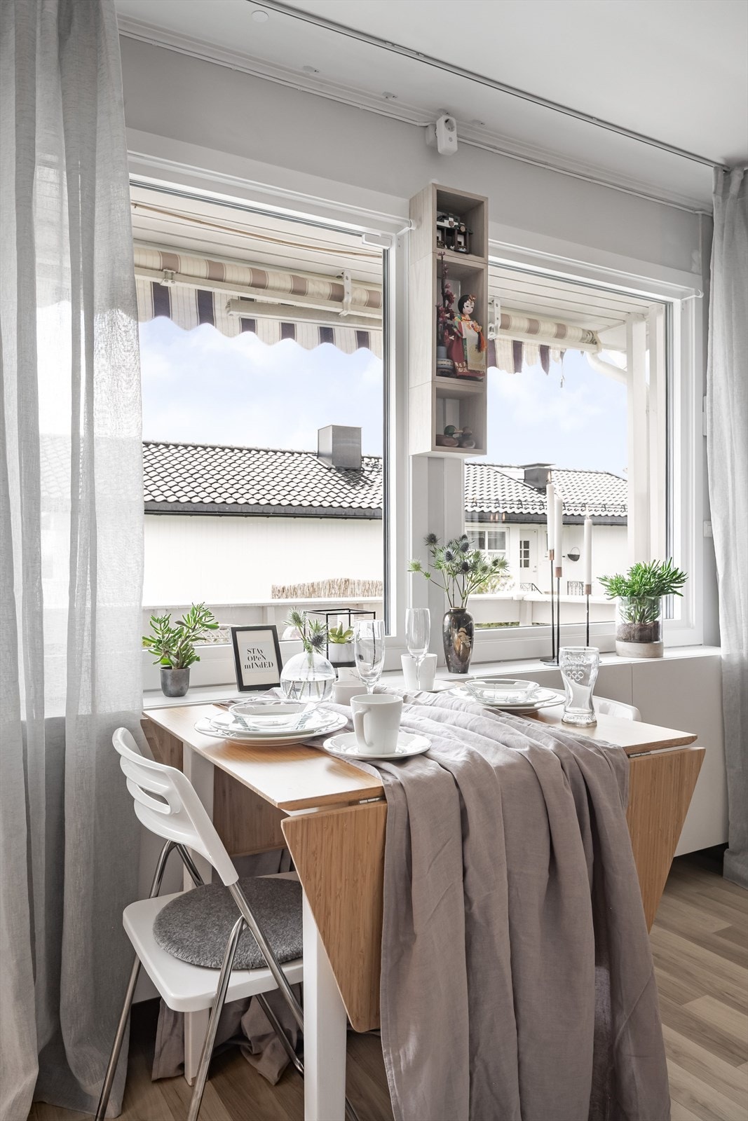 De store vindusflatene slipper inn rikelig med naturlig lys. Galleribilde