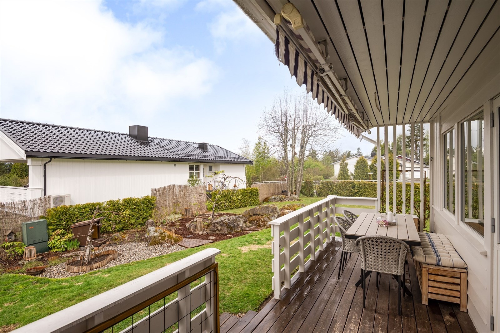 Terrassen er overbygget. har terrassebord på gulv og plass til sittegruppe etter eget ønske og behov. Det er også montert markise og utebelysning. Galleribilde