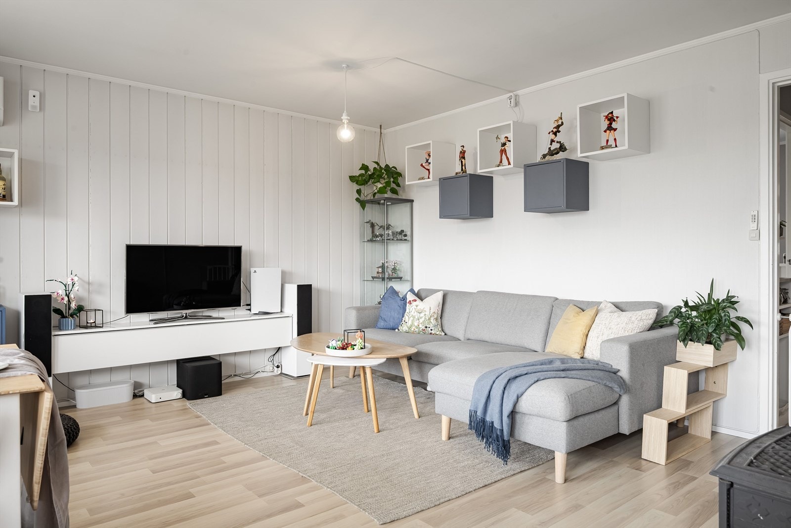Stuen har god standard med lys laminat fra ca. 2014 på gulv og lysmalte overflater. Galleribilde