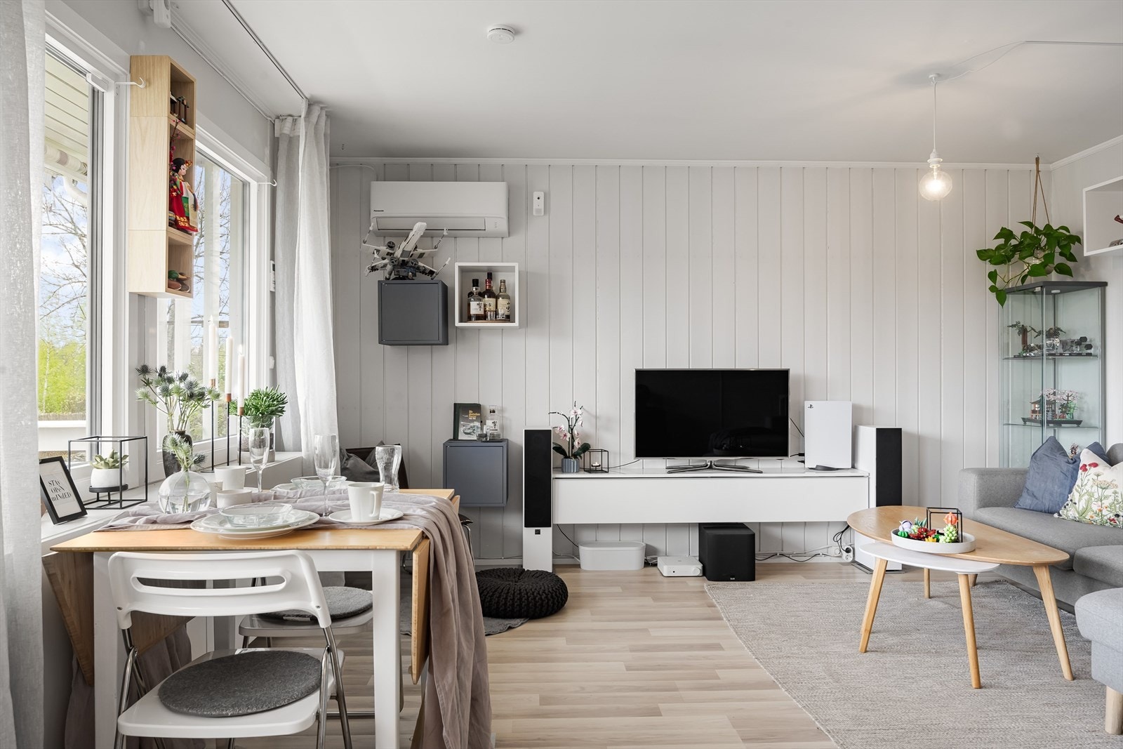 Det er montert luft-til-luft varmepumpe fra 2020/21 som sørger for en god og jevn varme på vinterstid. Galleribilde