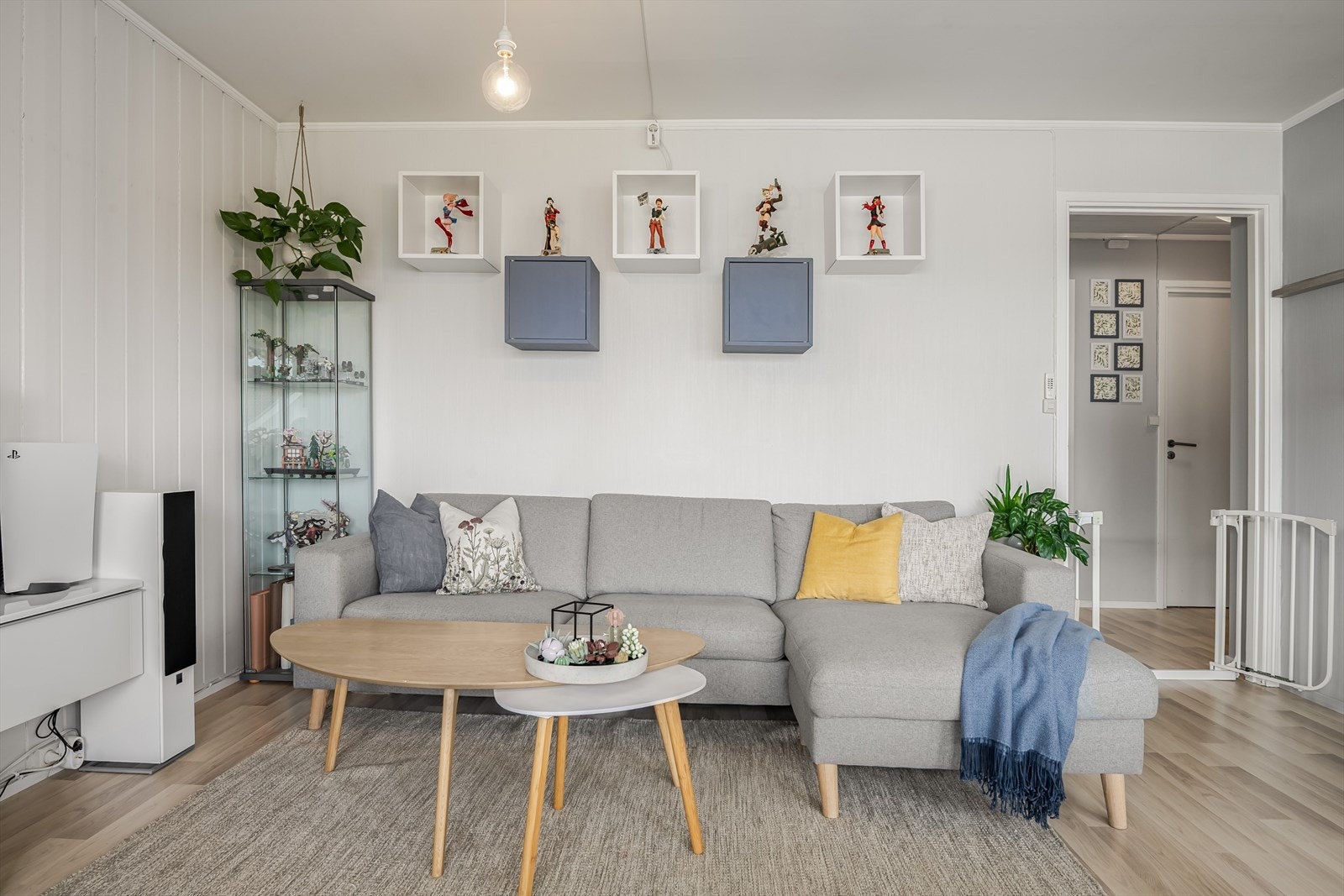 I stuen har du plass til sofa med salongbord, mediemøblement med tv og et spisebord. Galleribilde
