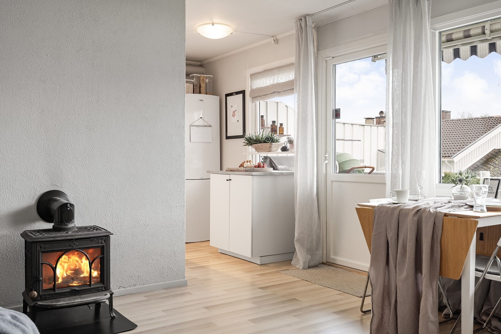 I stuen er det også en koselig peisovn som både gir god varme og bidrar til ekstra hygge. Galleribilde
