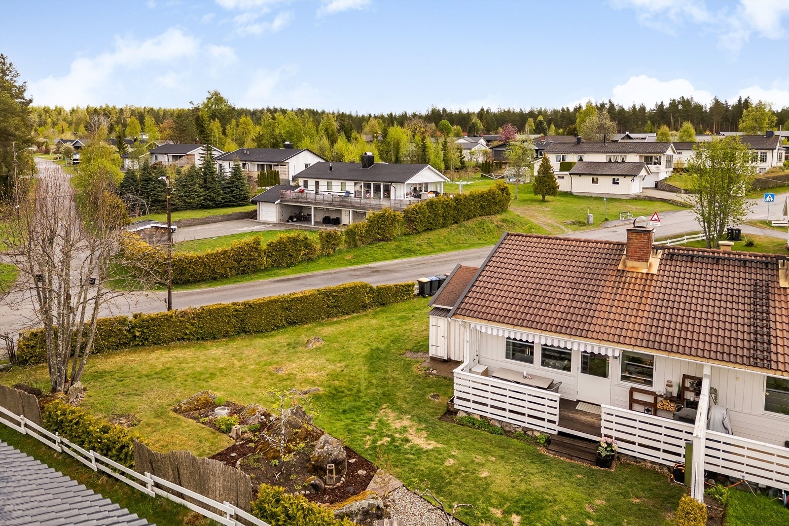 En lys og hyggelig del av vertikaldelt tomannsbolig med inntilbygget garasje. Tomten tilknyttet boligen er pent opparbeidet med gressplen og variert beplantning. Asfaltert innkjøring og parkering. Galleribilde