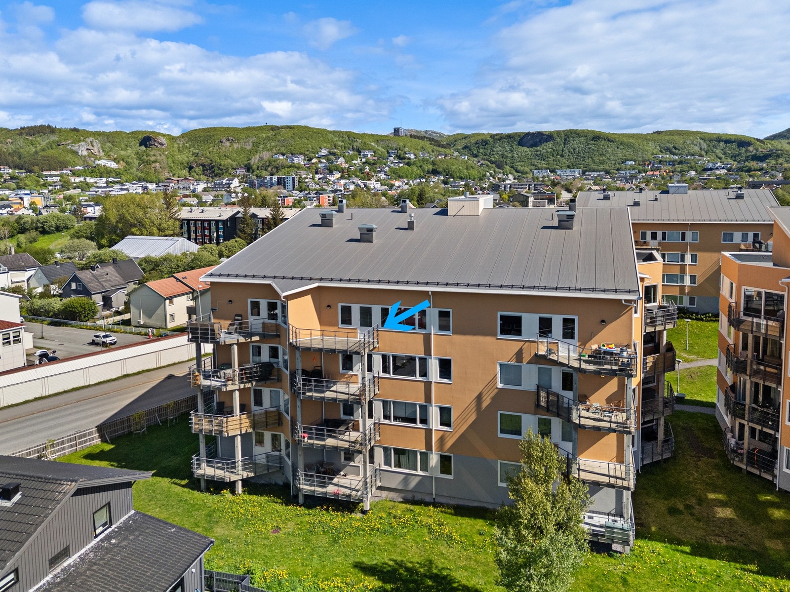 Bygget har en fin plassering i terrenget med gode lysforhold. Galleribilde