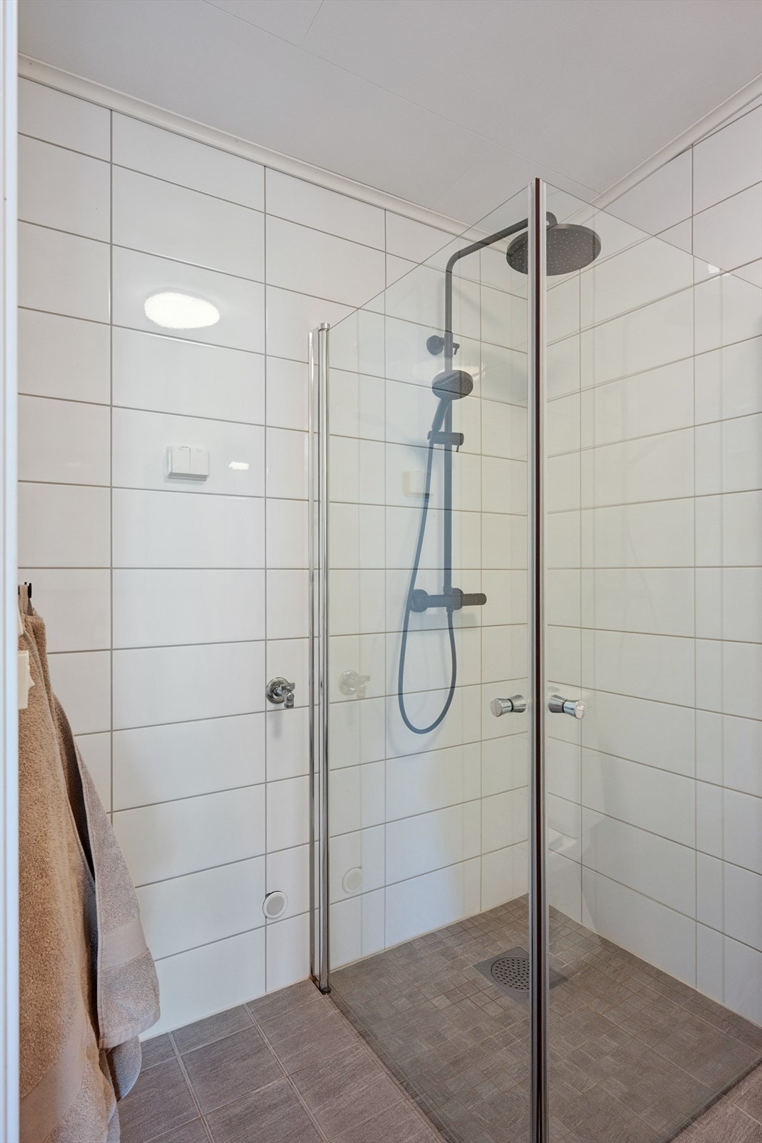 Badet ble oppgradert i 2016 og har flislagt gulv med elektriske varmekabler. Galleribilde