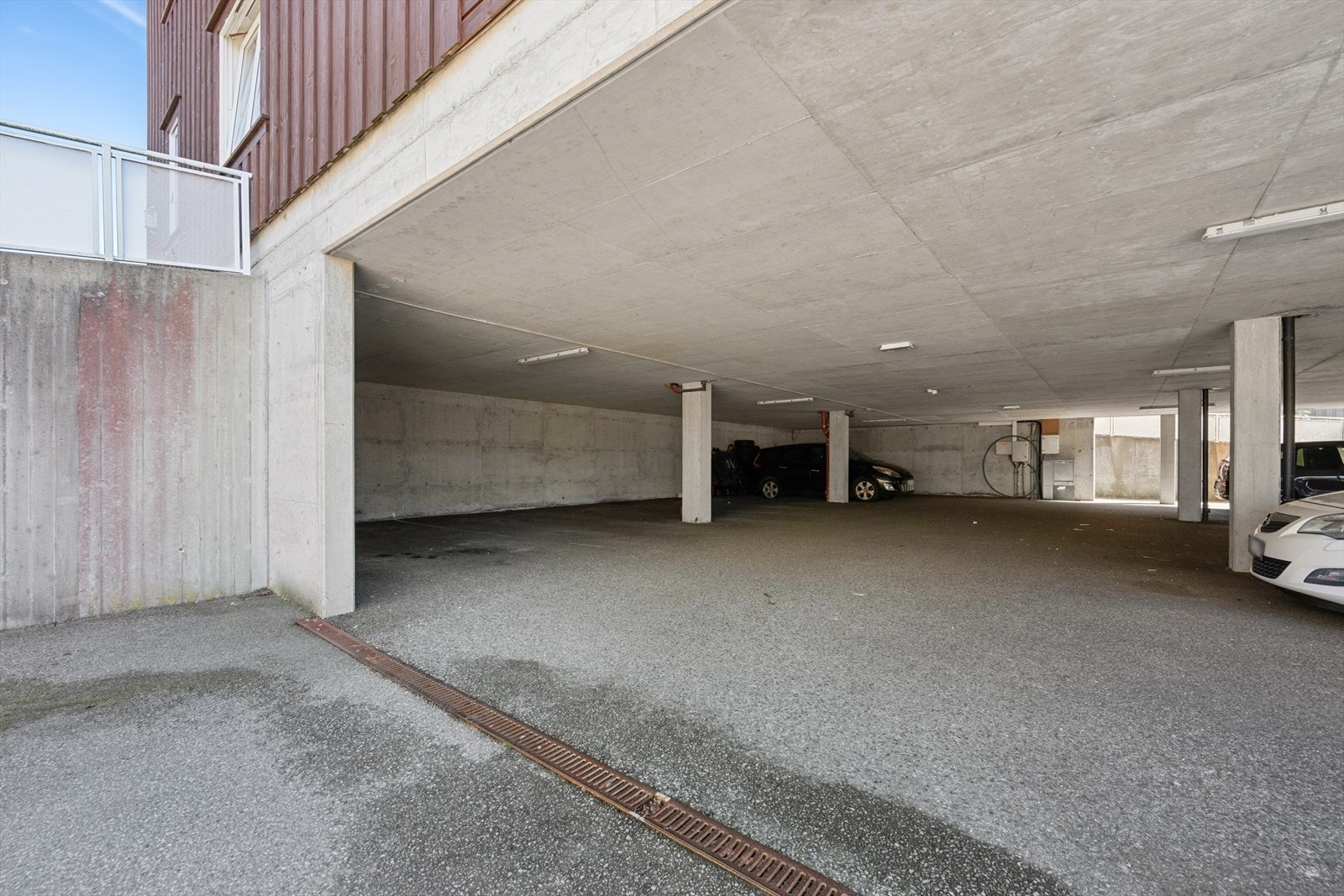 Det medfølger parkeringsplass i felles carportanlegg, samt en ekstern bod. Galleribilde