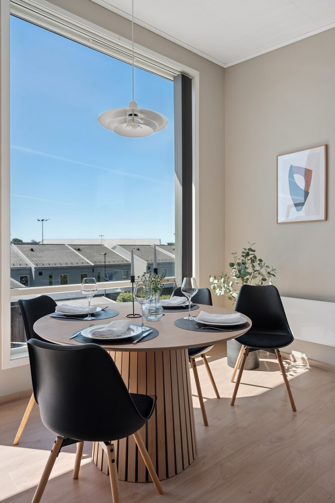 Spiseplassen er plassert ved et av de store vinduene. Galleribilde
