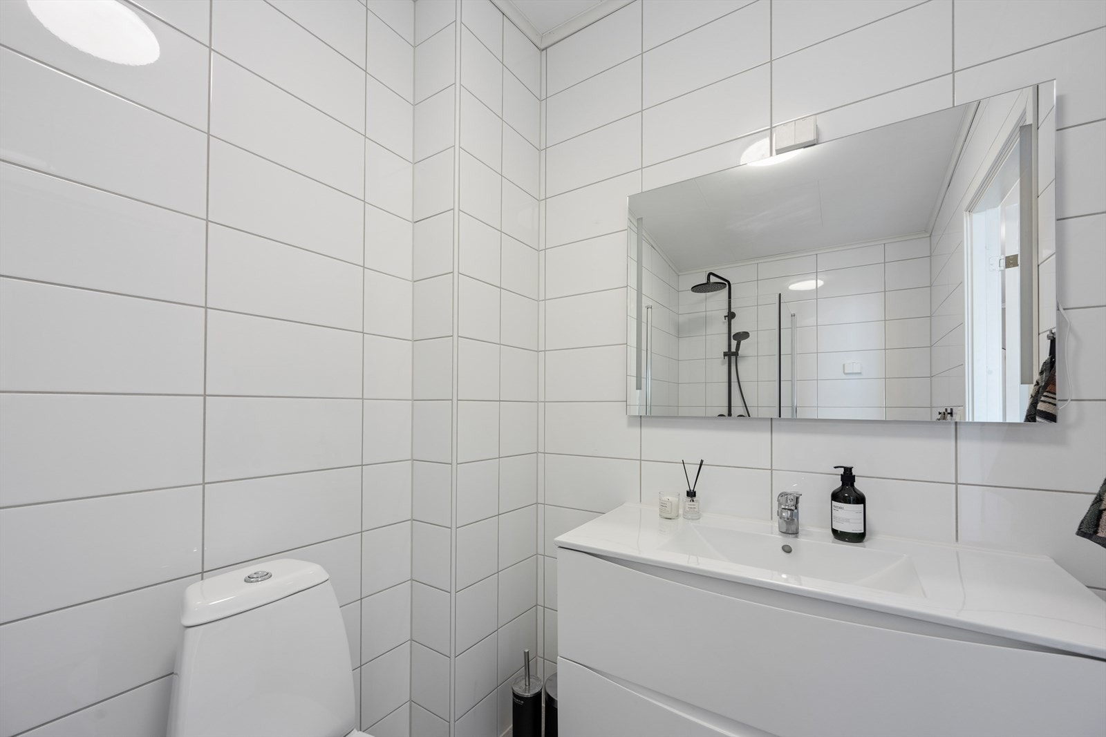 Rommet er utstyrt med servantinnredning, toalett og dusjhjørne. Det er mekanisk avtrekk. Galleribilde