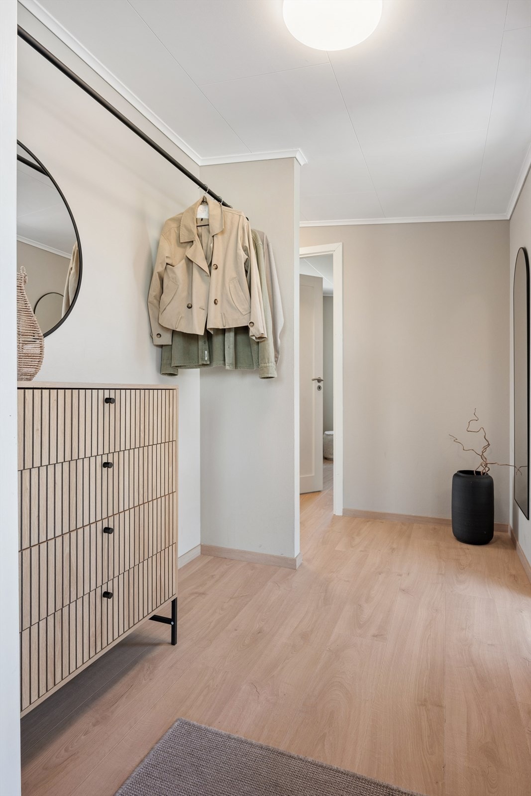 Gangen har plass til oppbevaring av yttertøy og leder videre inn til leilighetens øvrige rom. Galleribilde