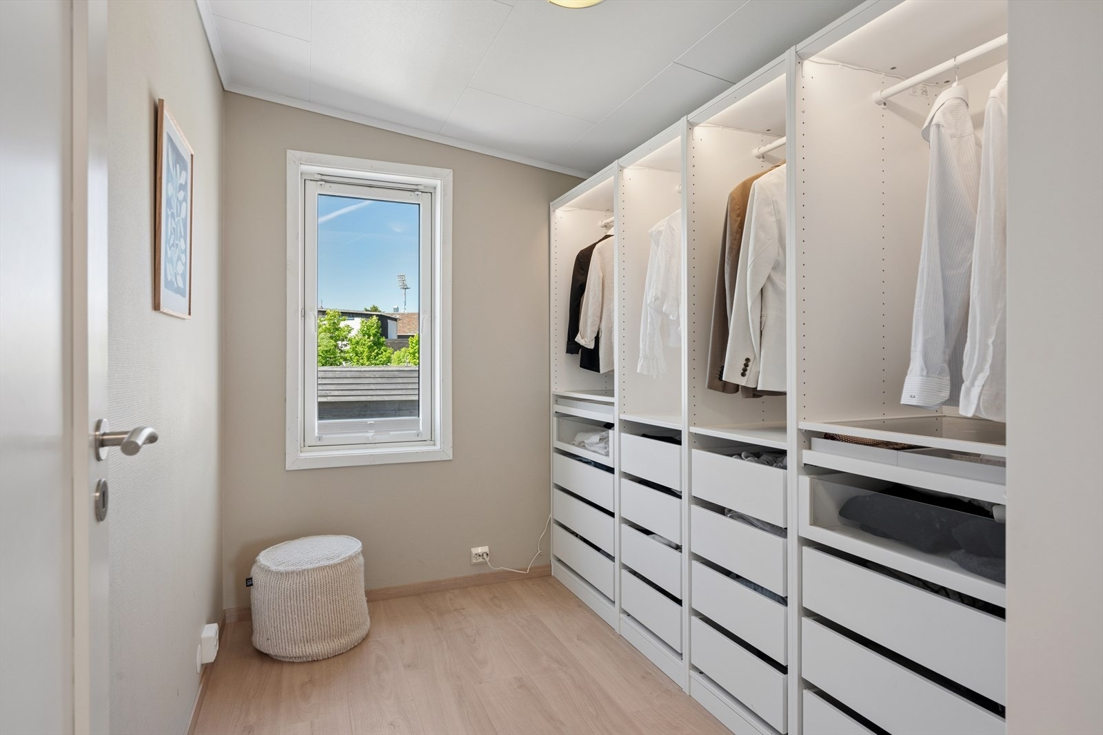 Det andre soverommet er i dag innredet som et praktisk omkledningsrom. Galleribilde