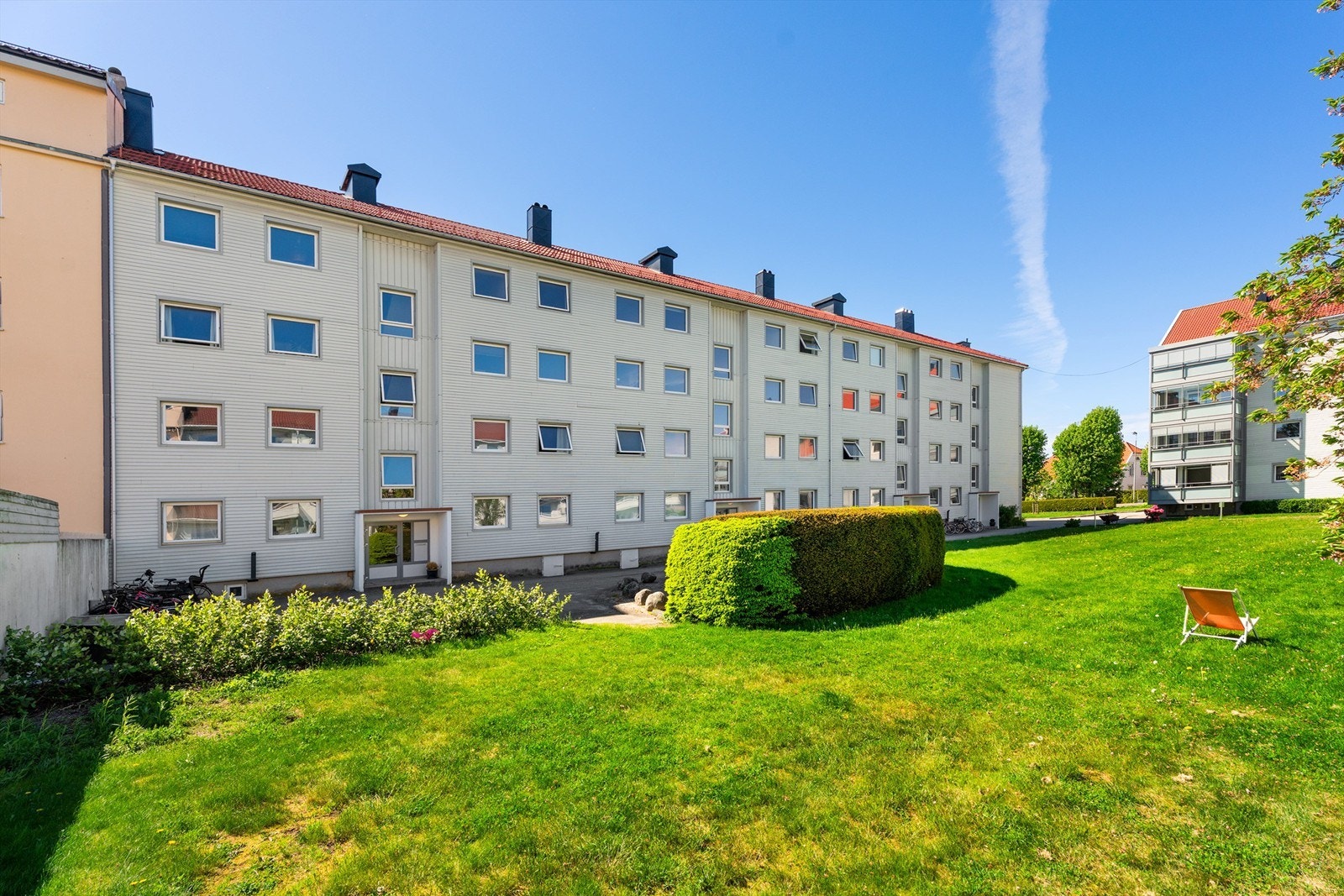 Rolig felles bakgård med grøntareal og gode solforhold Galleribilde