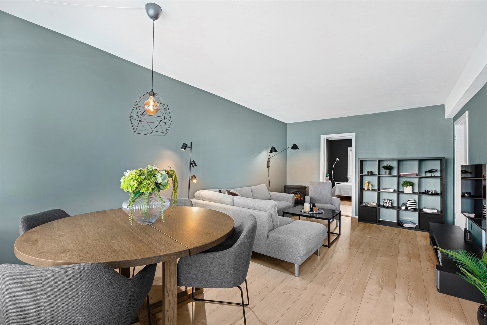 Gode møbleringsmuligheter til bl.a. spise- og sofagruppe m.m. Galleribilde