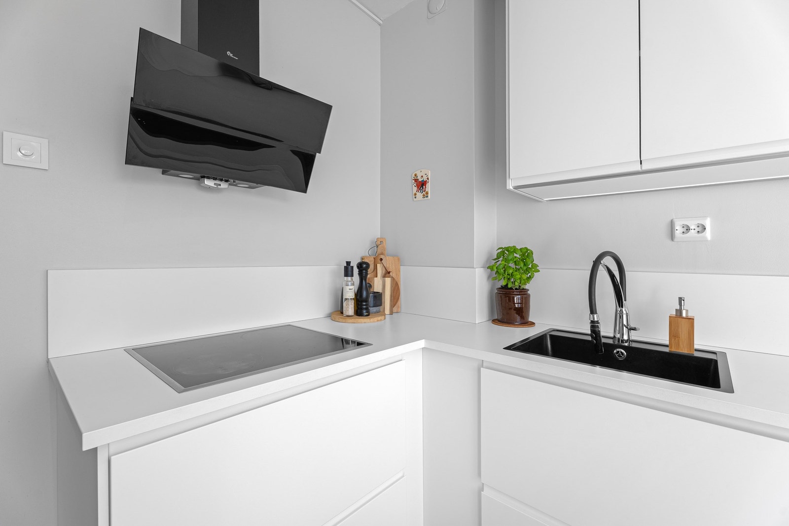 Kjøkkeninnredning med glatte fronter og benkeplate med laminert overflate gir et rent og moderne inntrykk. Galleribilde
