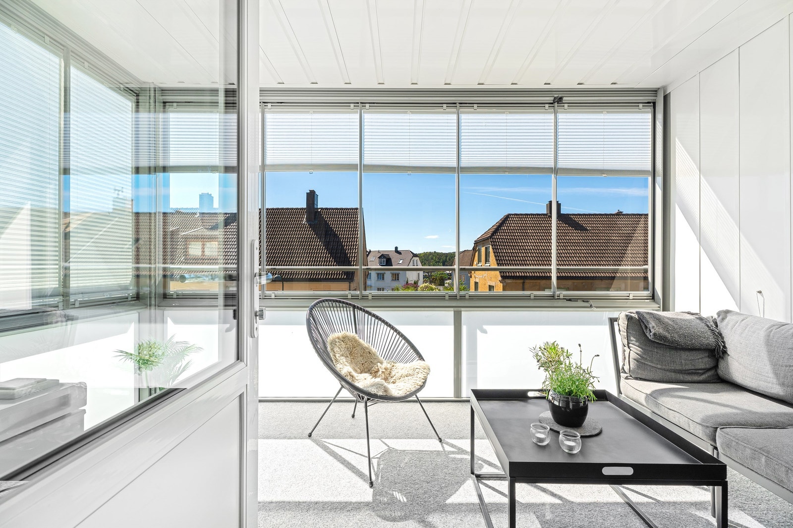 Romslig og solfylt inglasset balkong. Galleribilde