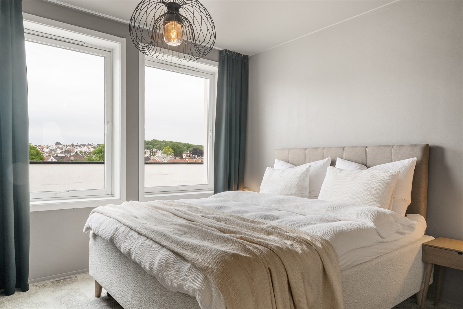 Romslig hovedsoverom med store vindusflater som gir godt naturlig lys. Galleribilde