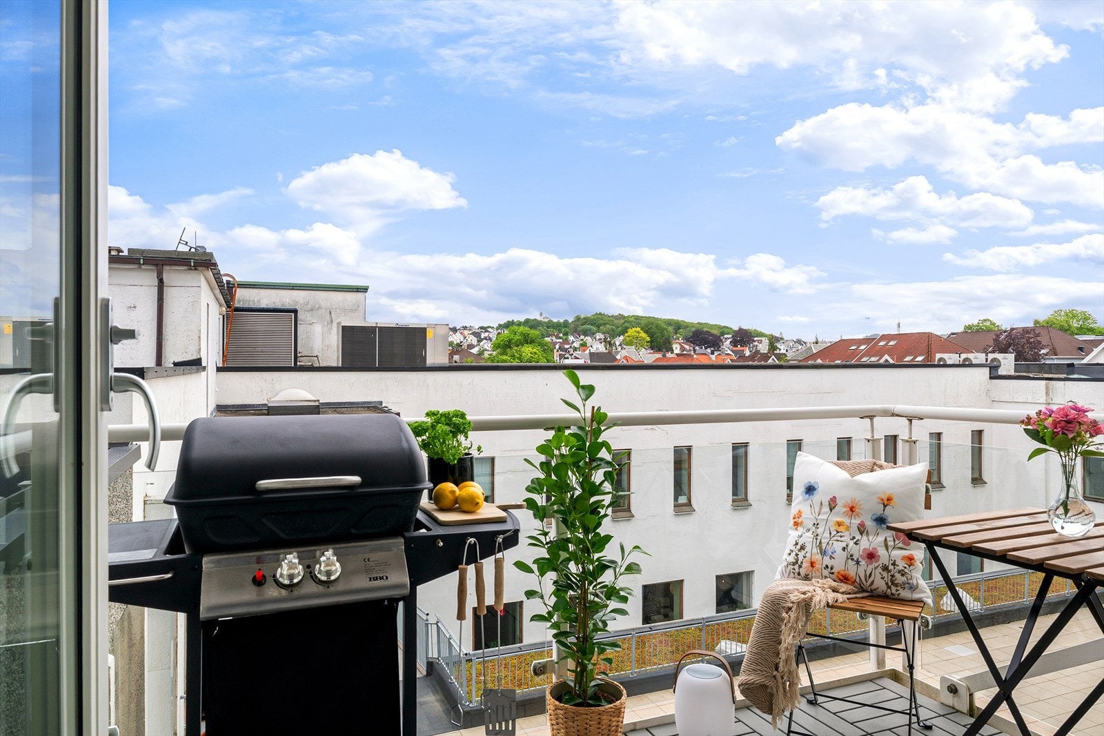 Fra stuen er det direkte utgang til en solrik balkong, perfekt for å nyte varme dager og lange sommerkvelder. Galleribilde