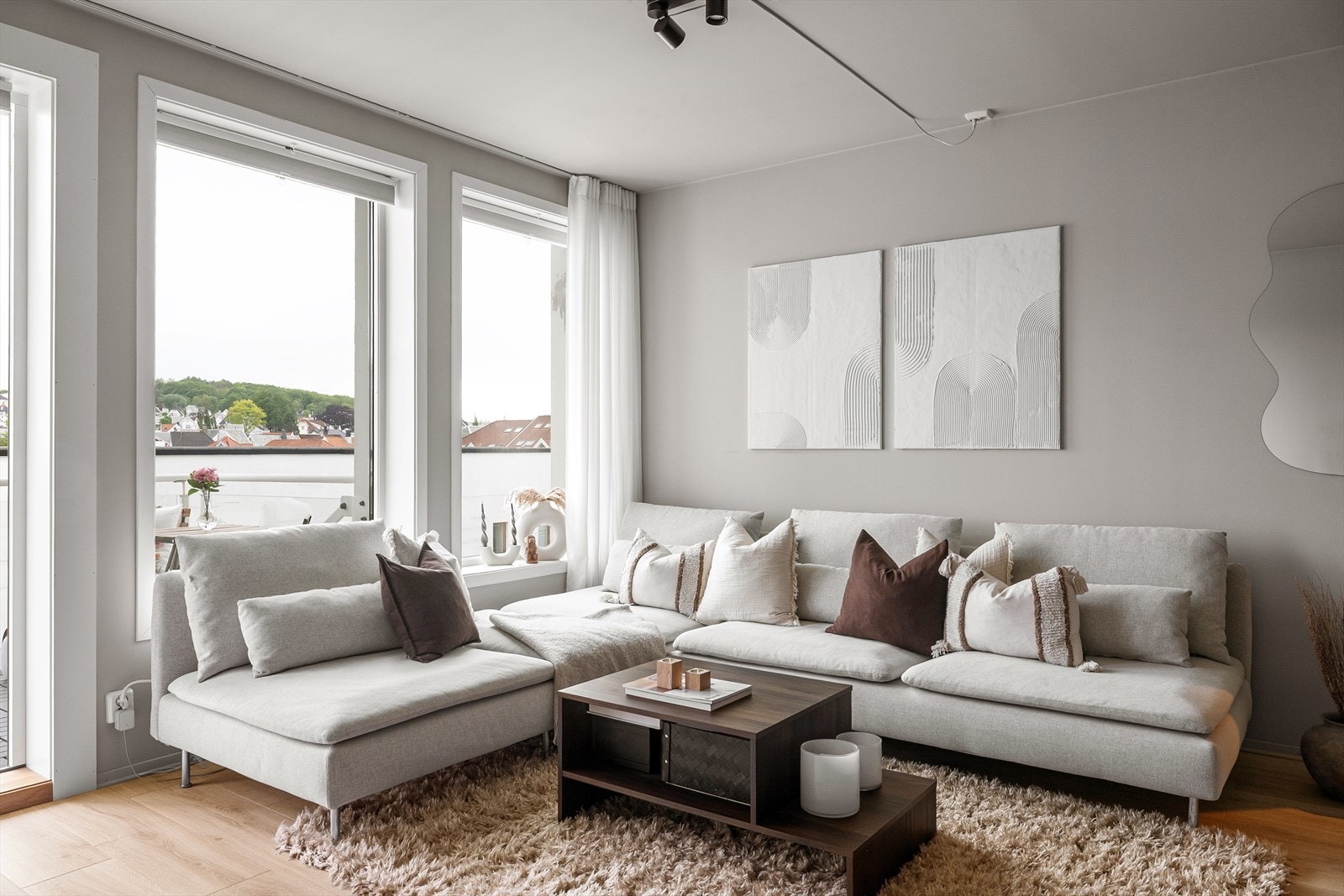 Åpne stue- og kjøkkenløsningen skaper en luftig og sosial atmosfære, med god plass til både spisebord og sofagruppe. Galleribilde