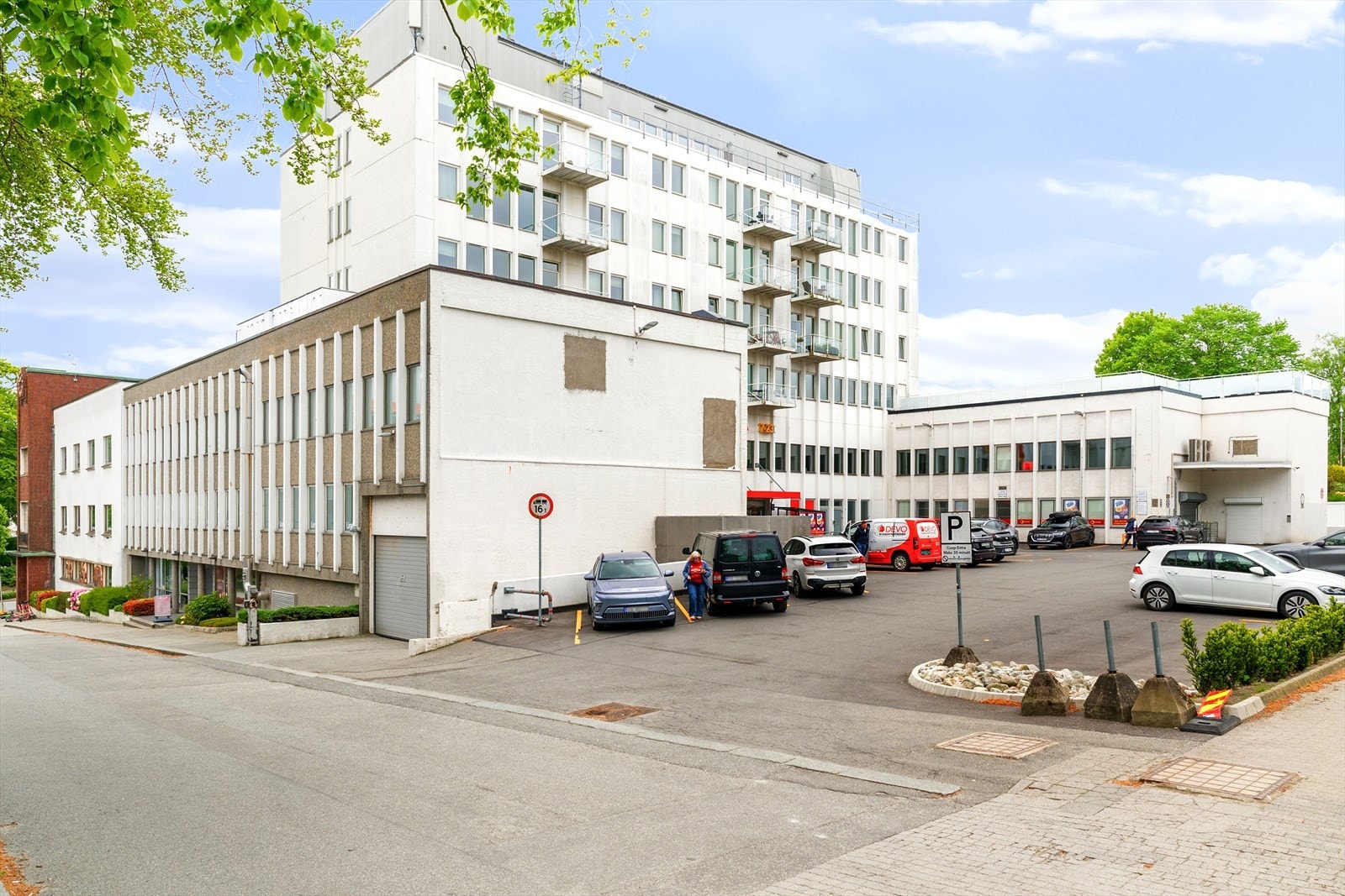 Fast parkering i garasje med elbillader. Galleribilde