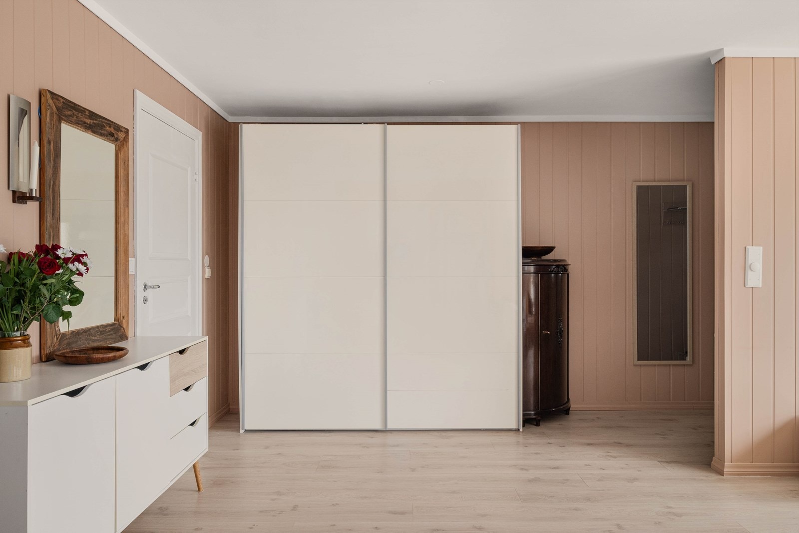 Skyvedørsgarderobe gir rikelig med oppbevaring. Galleribilde