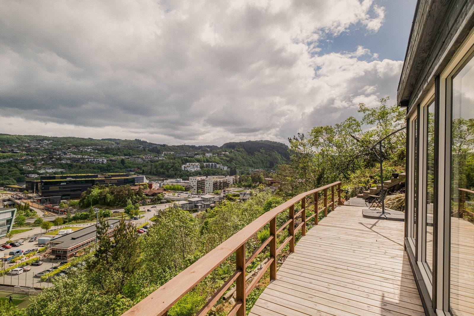 Fra terrassen ser man utover nærområdet og mot Lagunen. Galleribilde