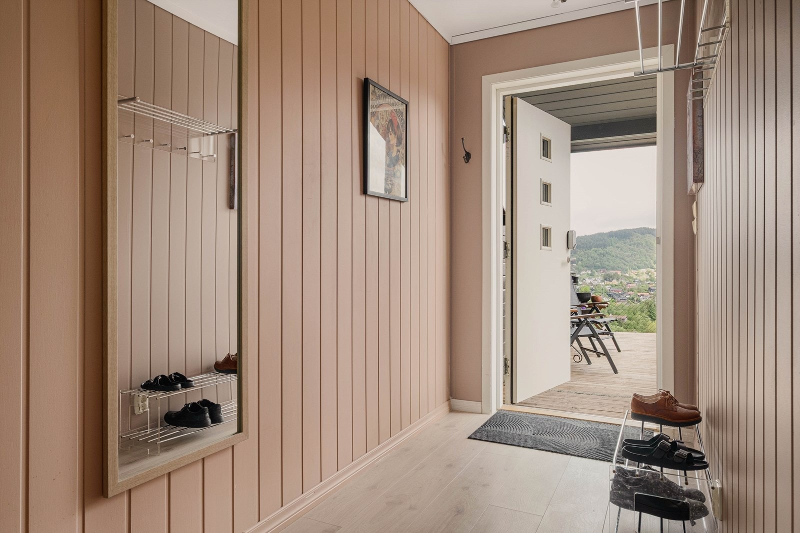 Entré med plass til oppbevaring av yttertøy og sko. Galleribilde