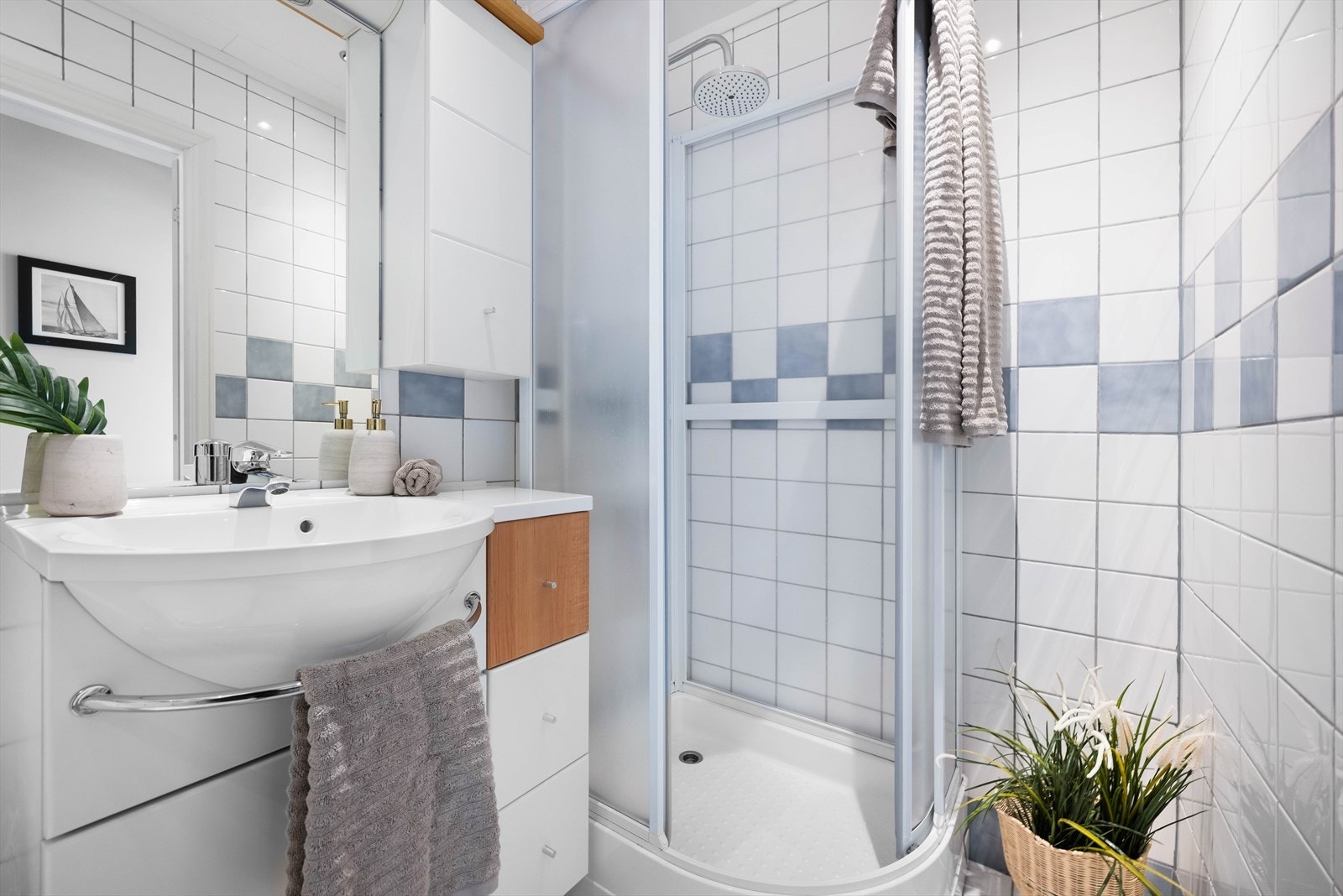 Badet har downlights i taket og elektrisk avtrekksvifte for god ventilasjon. Galleribilde