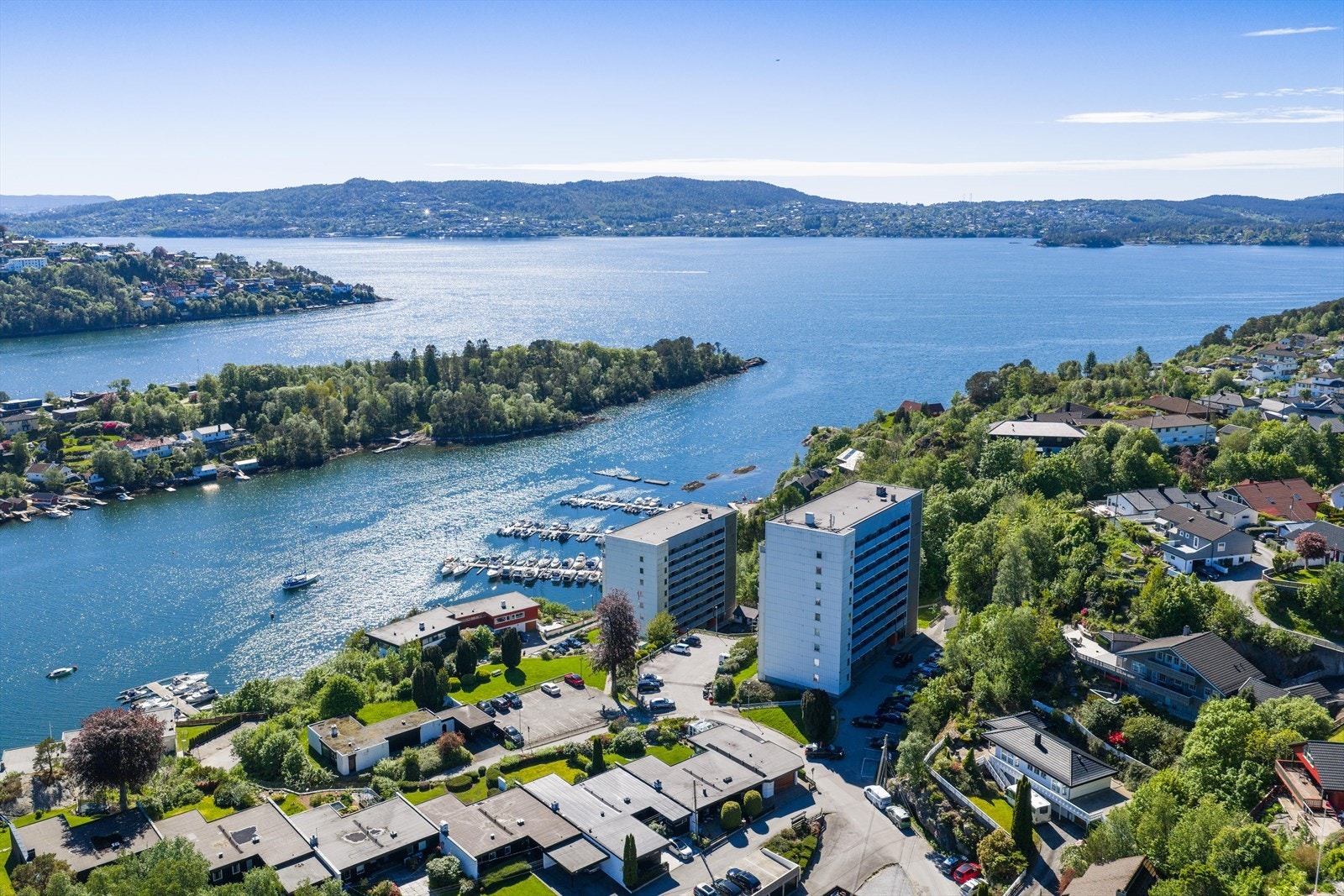 Åstvedtvågen Borettslag består av to høyblokker med heis og velholdte fellesarealer. Galleribilde