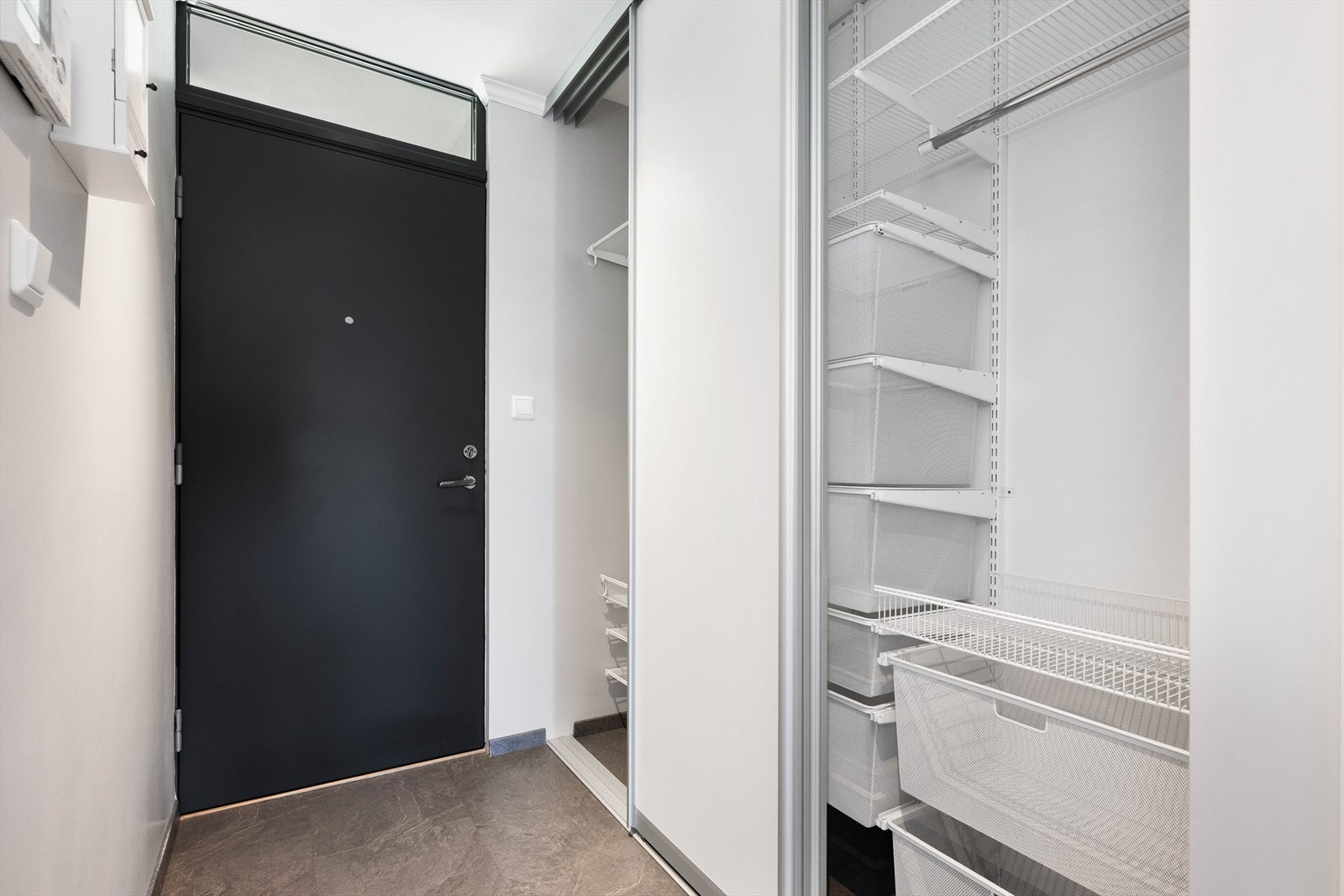 En romslig skyvedørsgarderobe gir rikelig med oppbevaringsplass i gangen. Galleribilde
