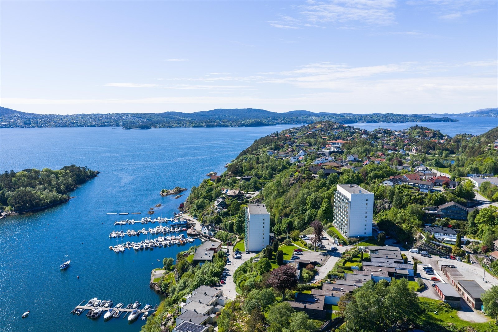 Med bil tar det kun 5-7 minutter til Åsane Storsenter og 15-20 minutter til Bergen sentrum. Galleribilde