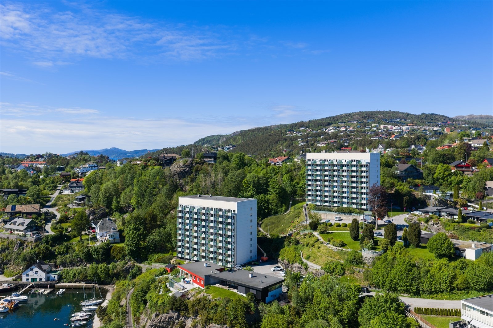 Borettslaget har sentralfyring, og radiatorene i leiligheten ble byttet i 2011. Galleribilde