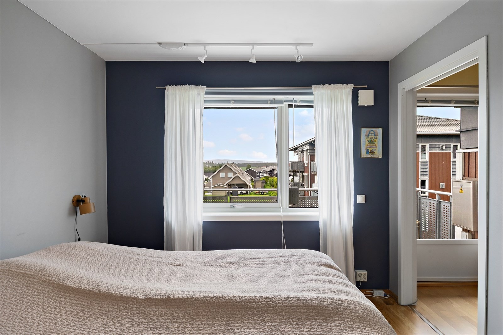 Praktisk skyvedør inn til soverommet. Flott utsikt fra soverommet! Galleribilde