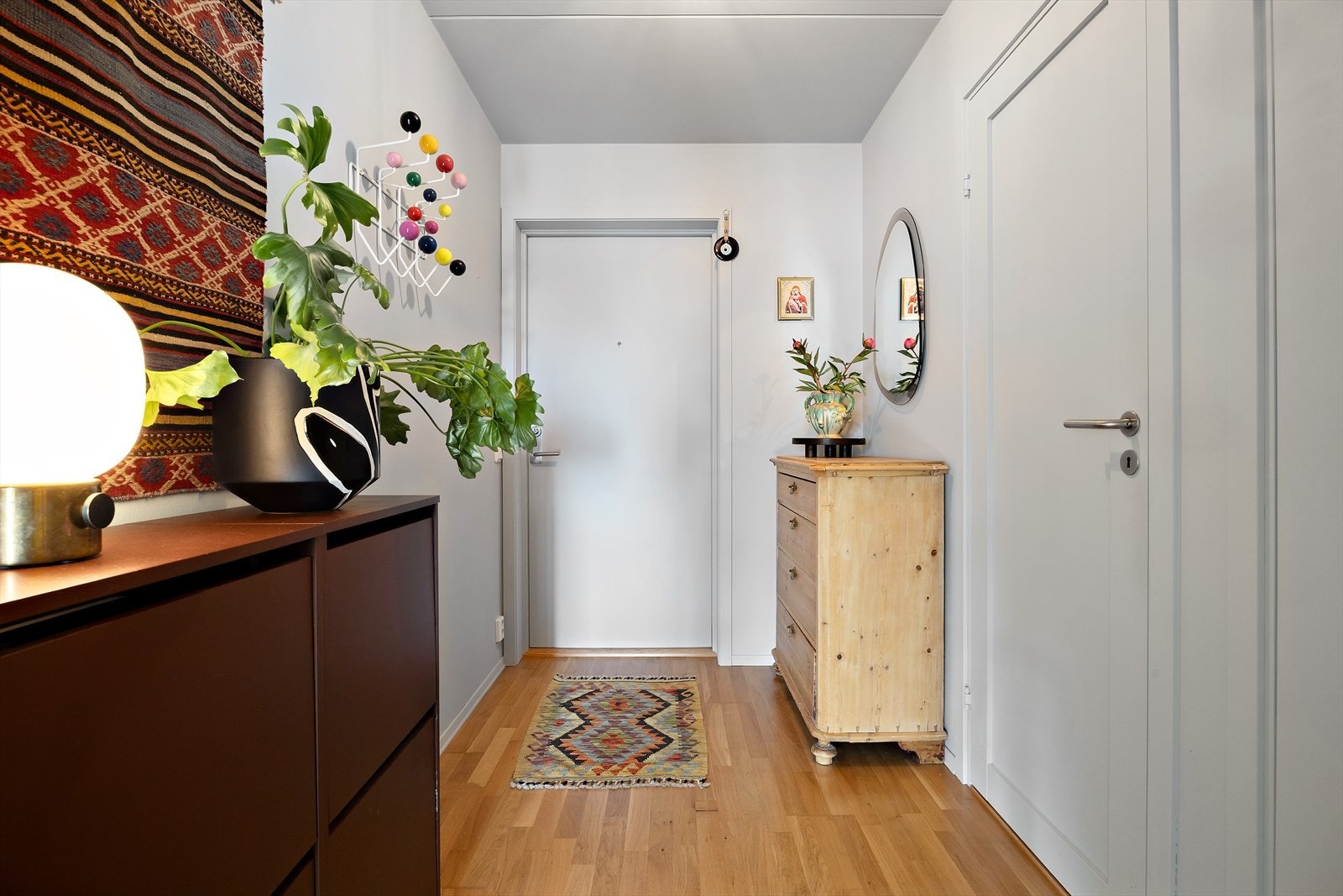 Velkommen inn! Entré med plass til kommode, skap og oppbevaringsmøbler. Galleribilde