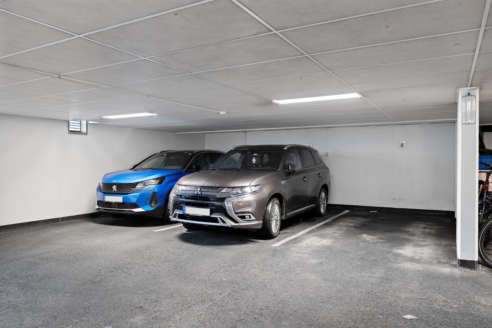 Med leiligheten følger parkeringsplass i felles garasjeanlegg. Det er heis fra leilighetens etasje til garasjen. Galleribilde