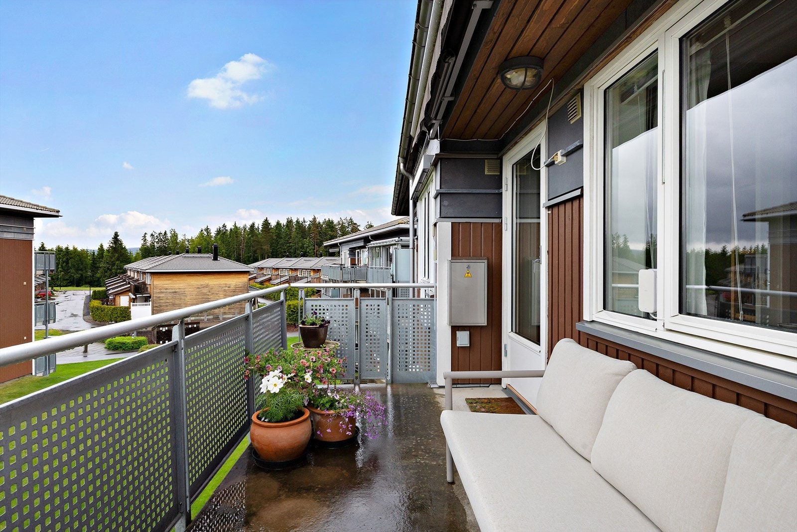 Vestvendt balkong på ca. 9 kvm. med god plass til utemøbler, grill og beplanting. Her ligger alt til rette for lange sommerkvelder! Galleribilde