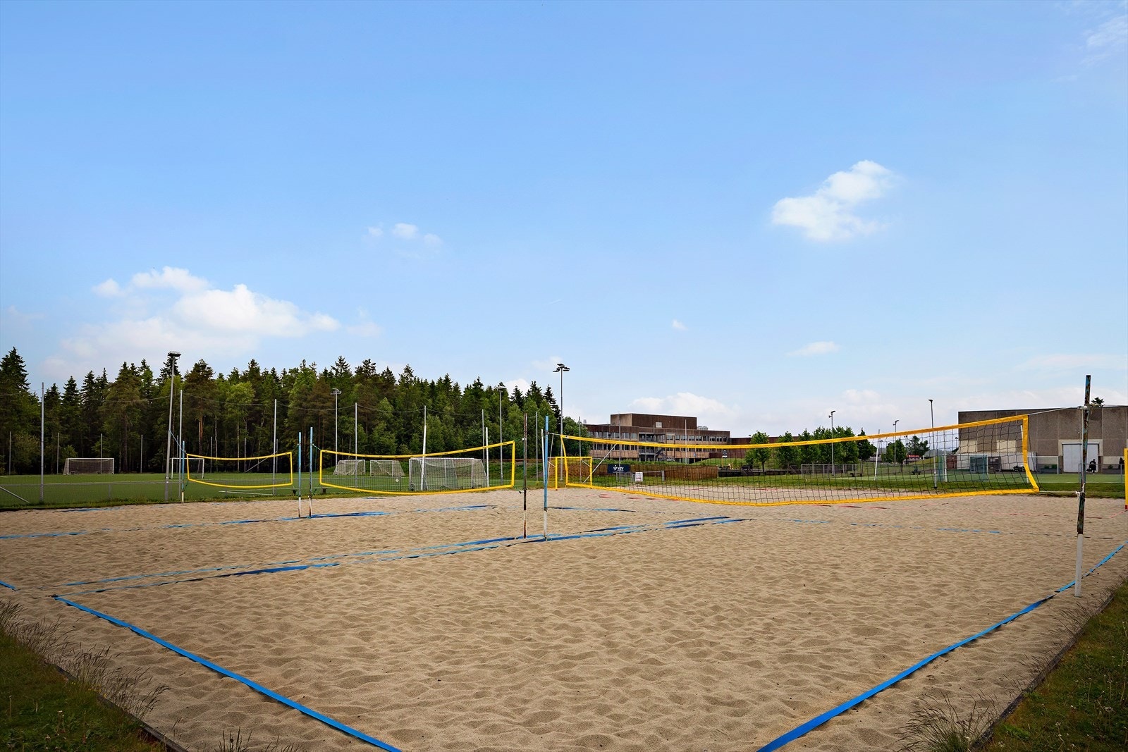 Sandvolleyballbaner i nabolaget. Galleribilde