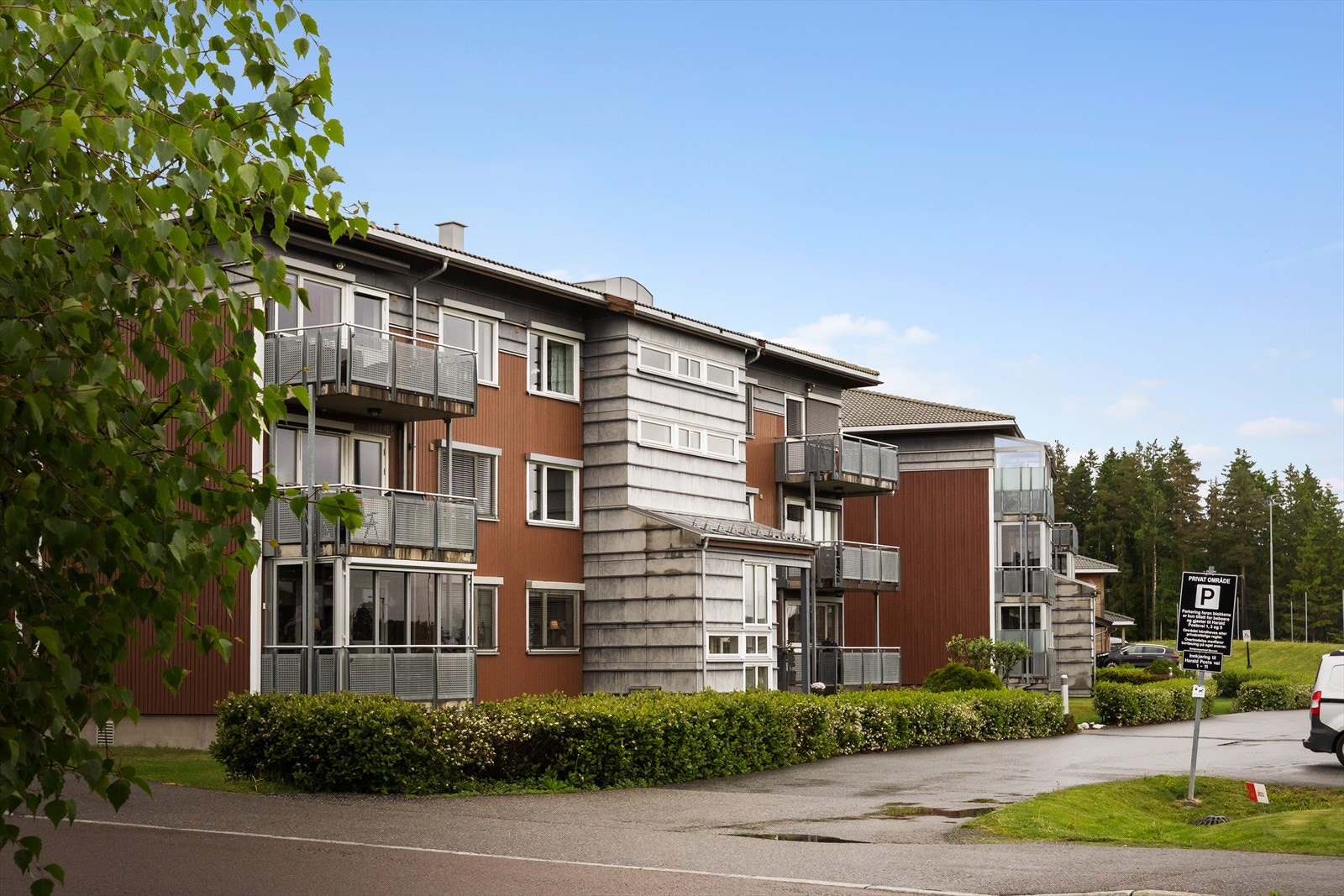 Sameiet ligger fint til i et attraktiv område - tilbaketrukket men med kort avstand til alle sentrumsfasilitetene på Aurskog. Galleribilde