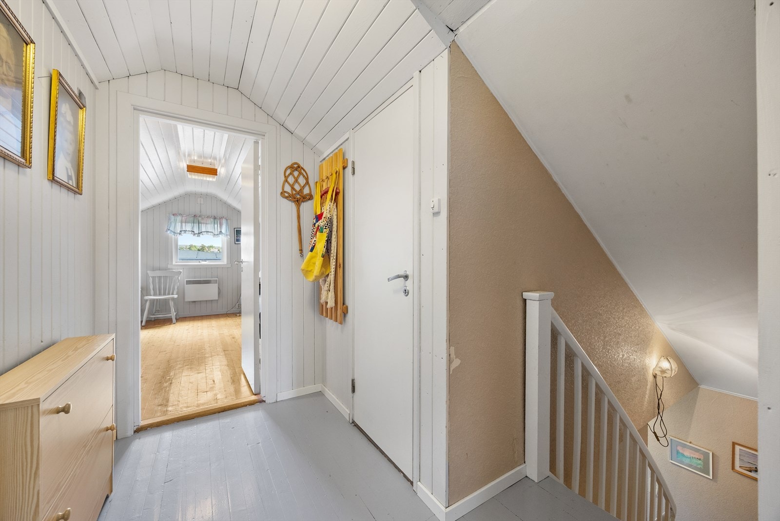 Trapperommet på loftet leder til flere innredede rom. Galleribilde