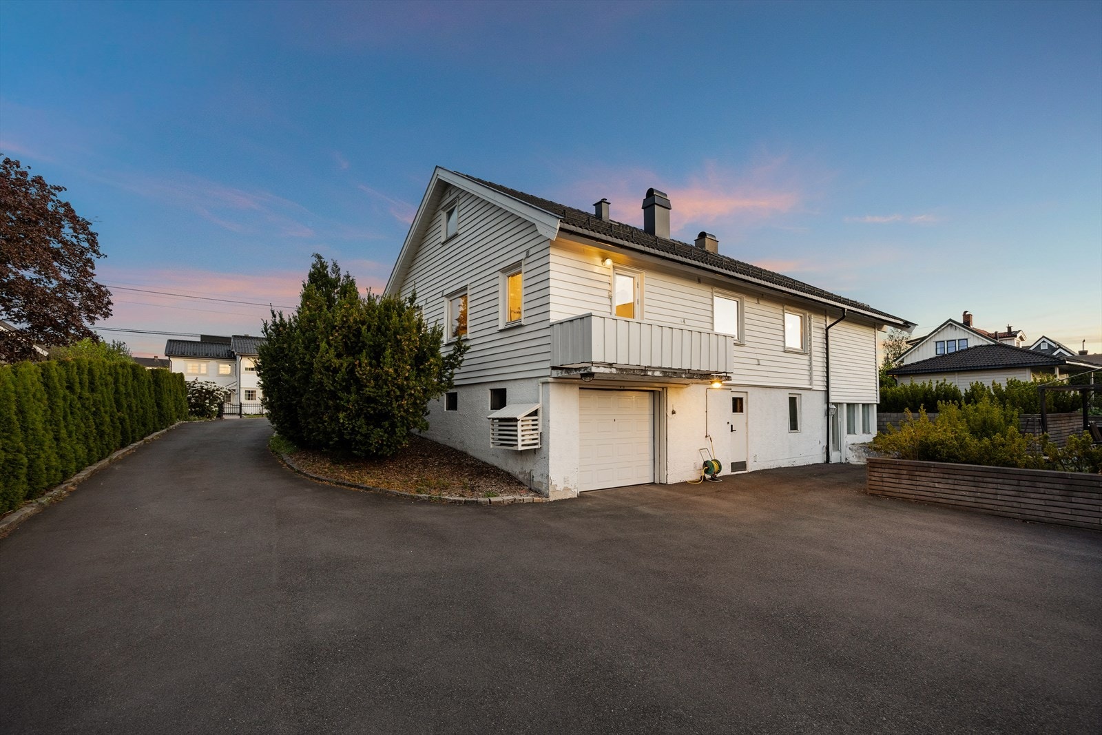 Fasade mot gårdsplassen med integrert garasje. Galleribilde