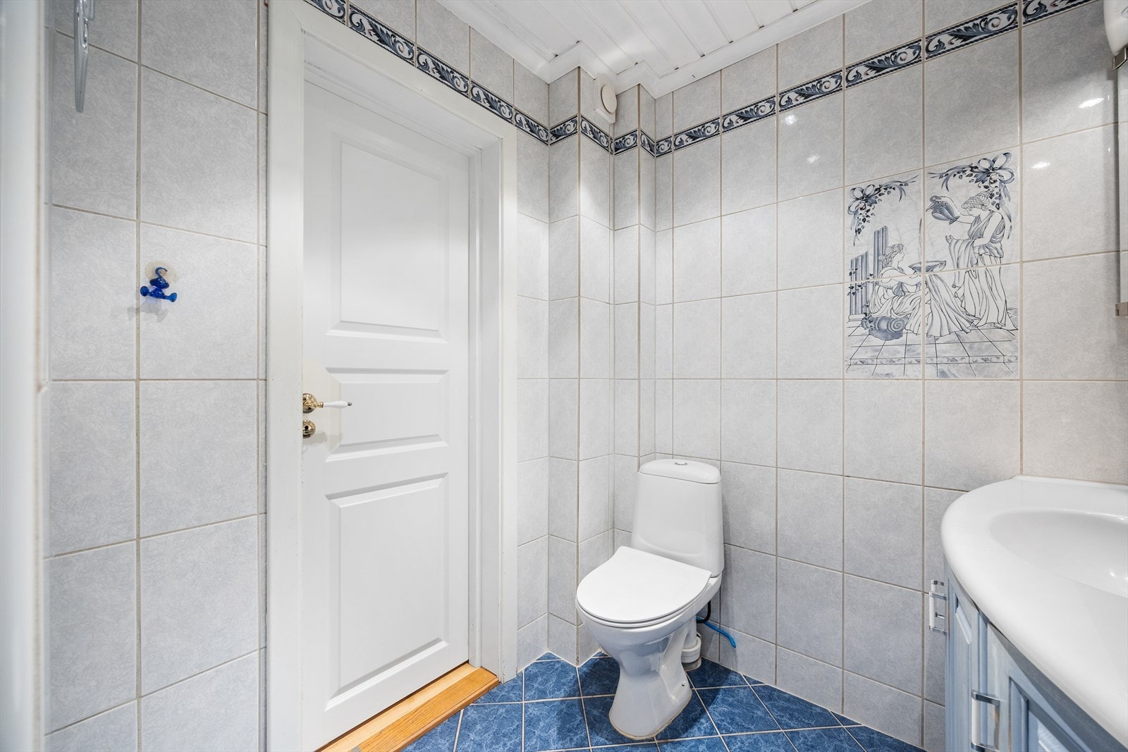 Badet er innredet med servant med underskap, speilskap og toalett. Galleribilde