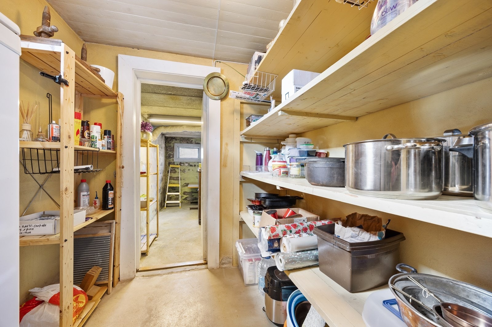 God lagringsplass i hyllesystemer i en av bodene. Galleribilde