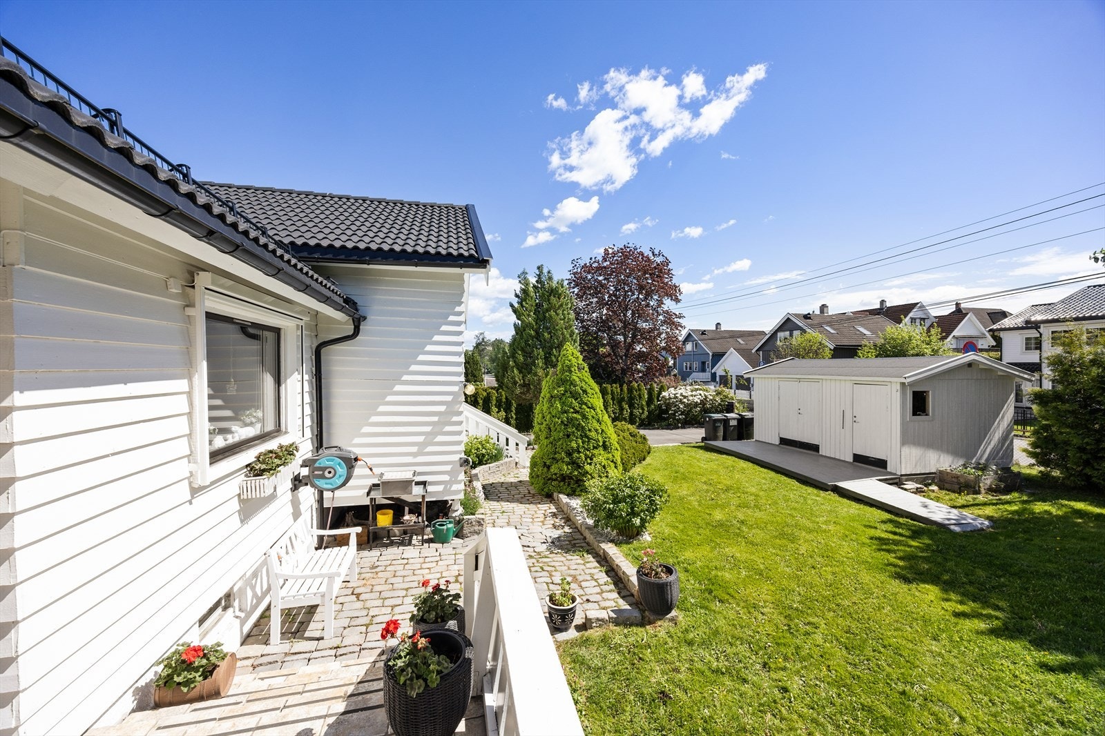 Hagen er pent opparbeidet med plen og beplantning. Galleribilde