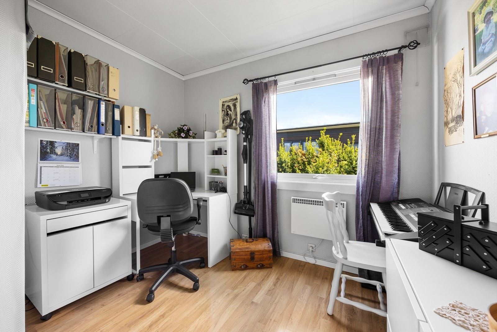 Det ene soverommet er i dag innredet som et praktisk hjemmekontor. Galleribilde