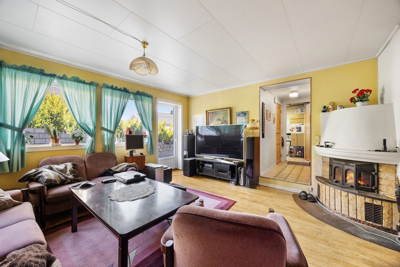 I kjelleretasjen er det en egen stue med peisovn. Galleribilde