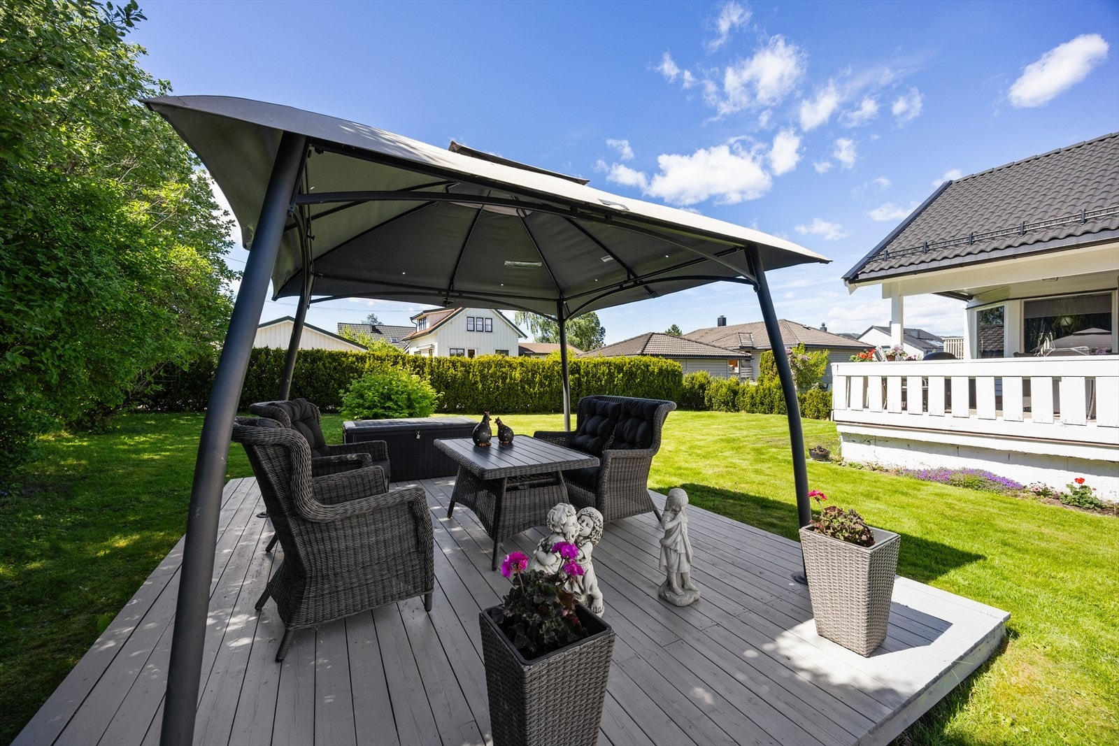 En platting med paviljong i hagen skaper en fin og skjermet uteplass. Galleribilde