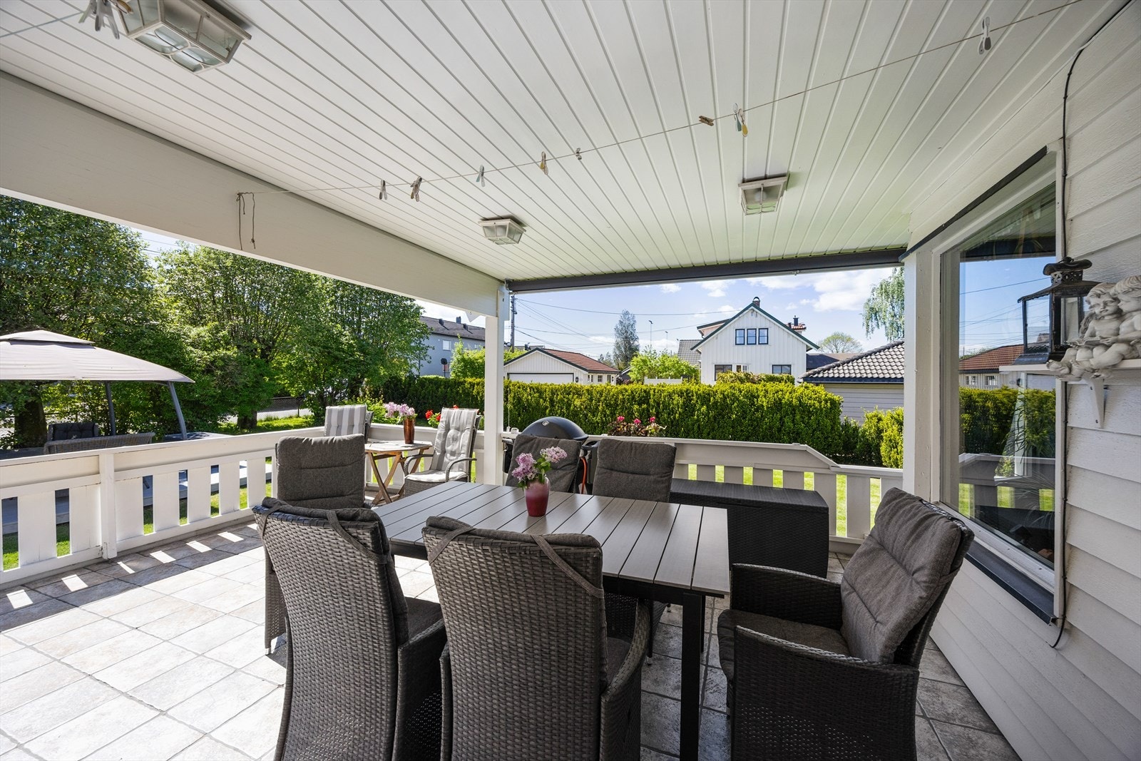Terrassen er delvis overbygd og har god plass til både spisebord og grill. Galleribilde