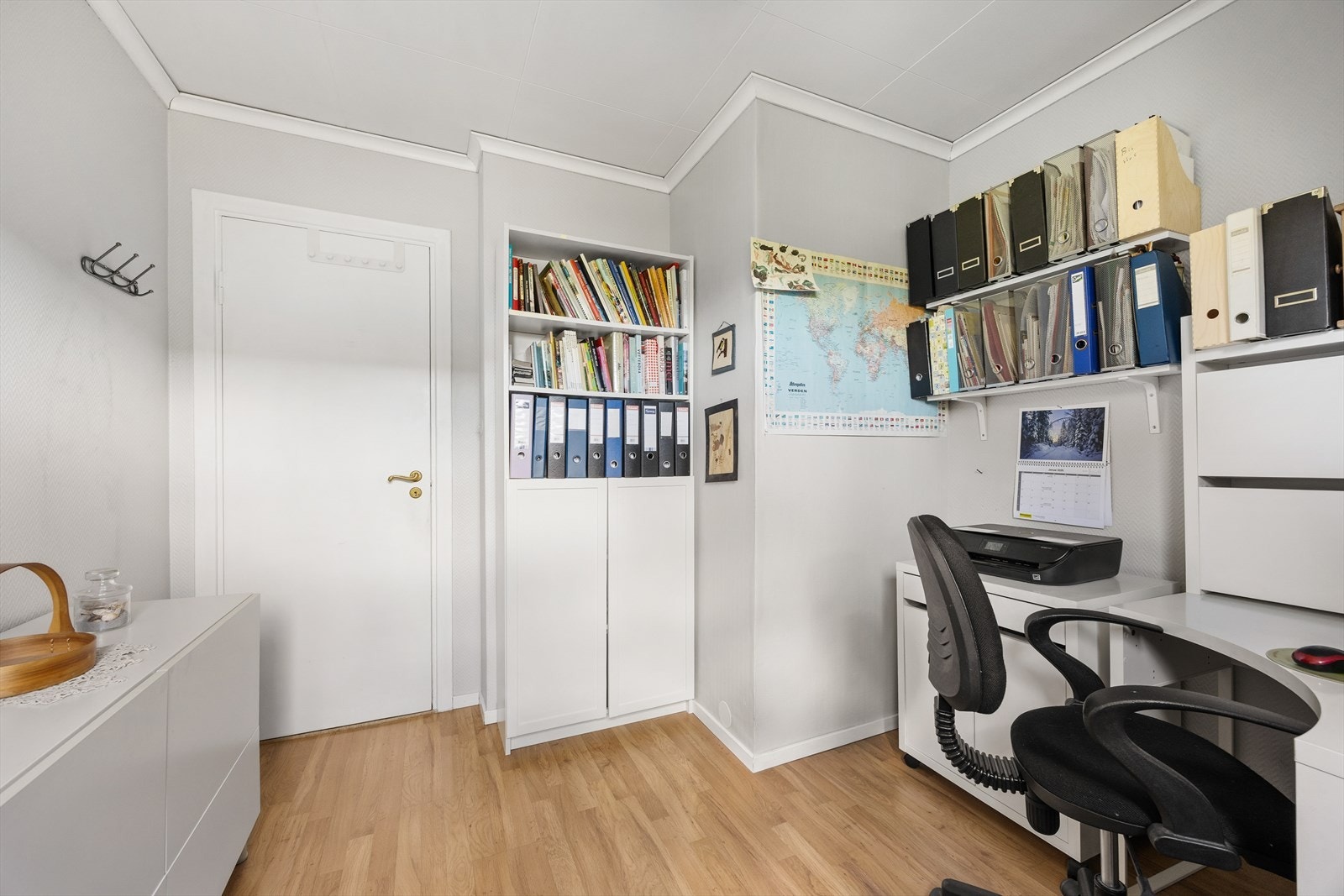 Rommet har gode lysforhold og plass til både arbeidsstasjon og oppbevaring. Galleribilde