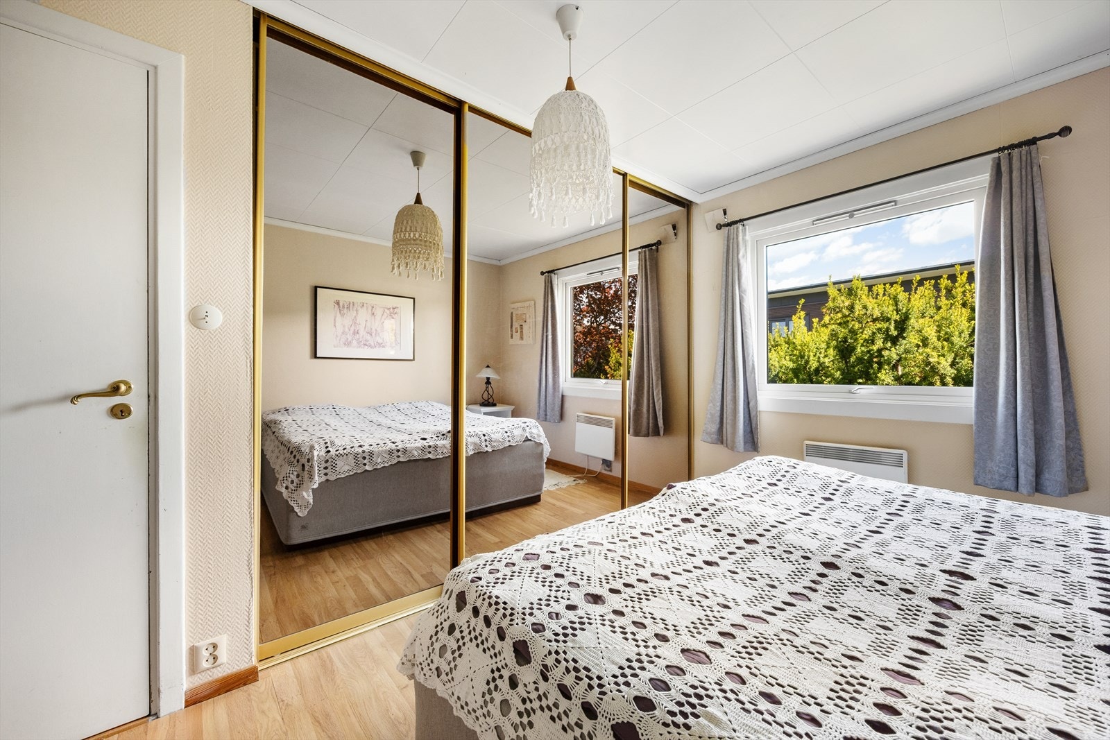 Rommet har en stor skyvedørsgarderobe med speilfronter. Galleribilde