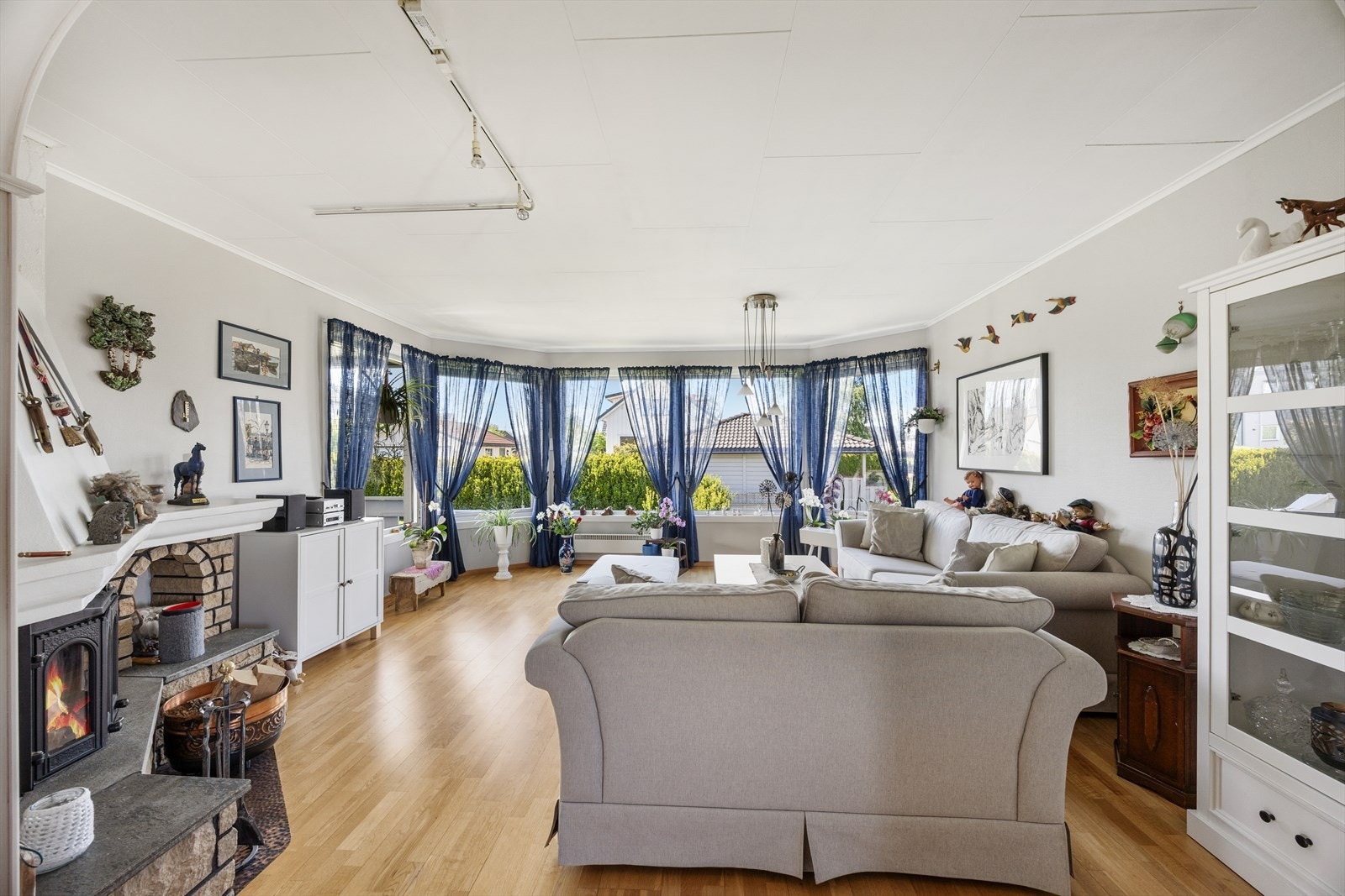 Hovedstuen har store vindusflater og en takhøyde på ca. 2,43 meter. Galleribilde