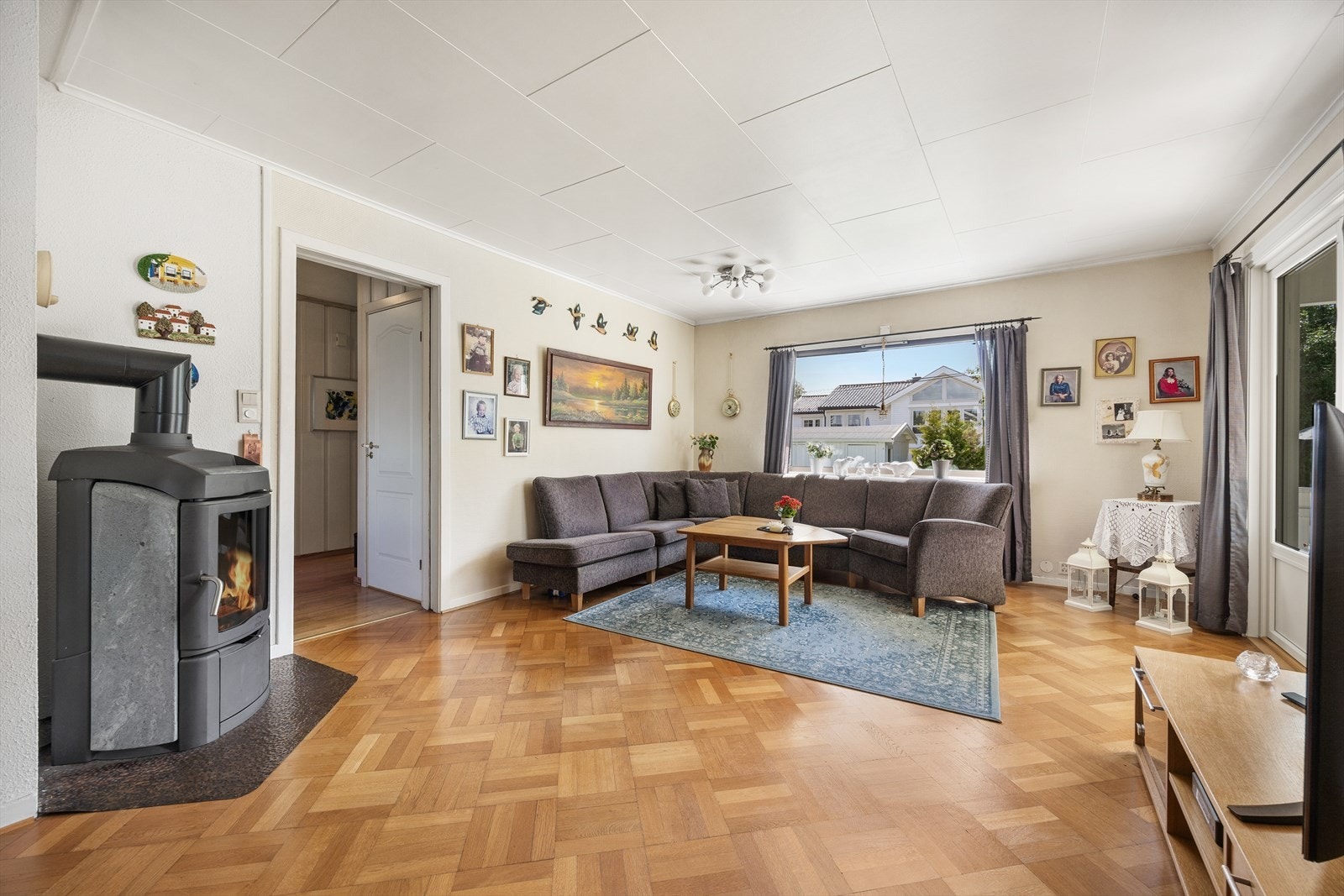 Innholdsrik enebolig med stor tomt og koselig uteplass. Galleribilde
