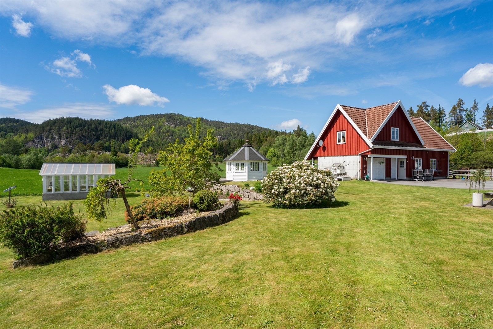 Opparbeidet uteområde med drivhus og grillbu, samt beplantningsmuligheter i alle retninger Galleribilde